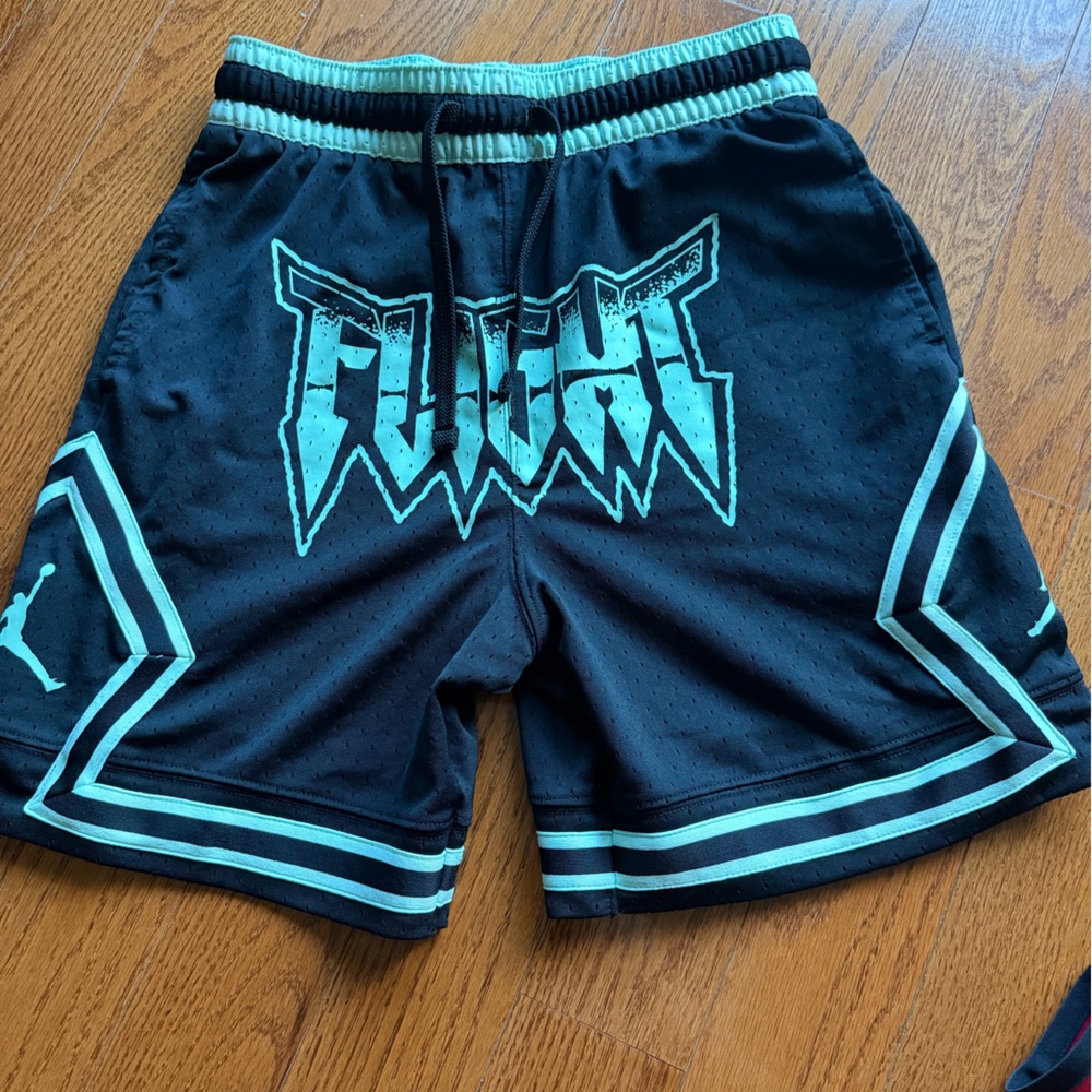 Jordan Men’s Black and Teal Graphic Basketball Shorts size small